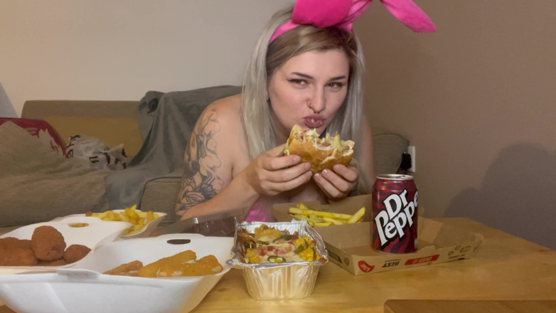 EeveeXo: Pvc bunny girl arrota e fica inchada filmando mukbang