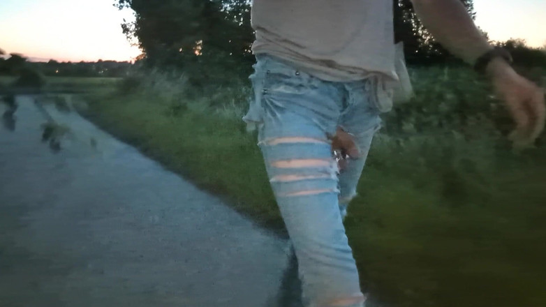 kinkygaynudist: Прохаживаюсь По Городу В Джинсах С Обнаженной Попой