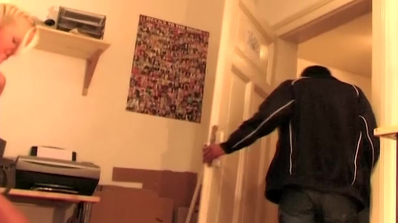 BDSM6.CLUB: Ahegao blond slickar dunkande kuk droppar spott
