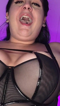 C’est vraiment ta première fois : plug anal en POV et baise avec un gode ceinture par ta copine