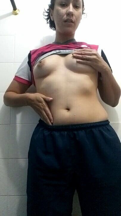 Nathalieprez4: 我慢できないほど熱くなって公衆トイレでオナニーしちゃいました