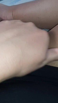 我和我的熟女女友在高潮中扭动和颤抖