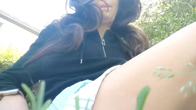 savannahamatoriale: Tellement obscène ! Elle bure et fait pipi sans culotte dans...