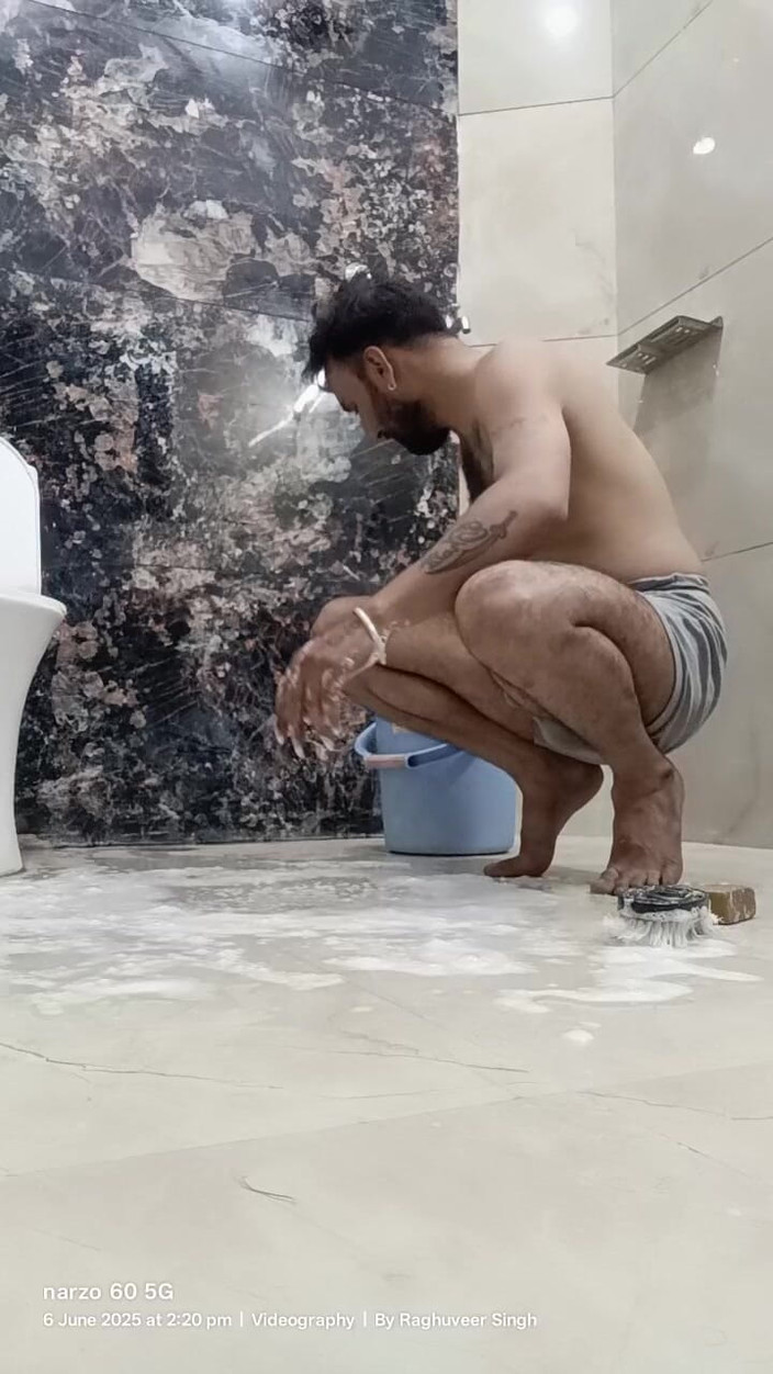 Rajasthani-old-lover: インドの継父継父、シャワーを楽しんで