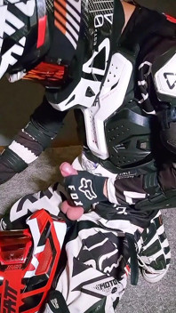 Un arrapata giocatrice di motocross viene sull'elmetto del fidanzato