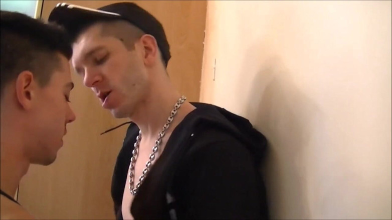 Crunch Boy: Seksowny twink zerżnięty przez łuszczącego się chłopca