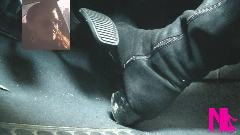 Nyllady: Conducir rápido en botas negras
