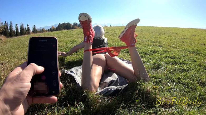 Alice Margo: Divertimento in montagna con un giocattolo lovense!