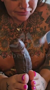 Tatty Tyler labă și labă cu picioarele
