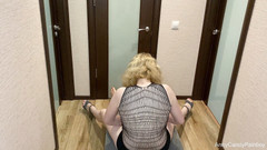 AnnyCandyPainboy: Дівчина дрочить член і сидить на члені, стрибає на члені спиною до хлопця, відео від першої особи