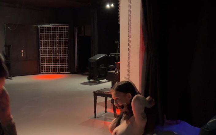 Domina Dark: Son jeune corps tremble