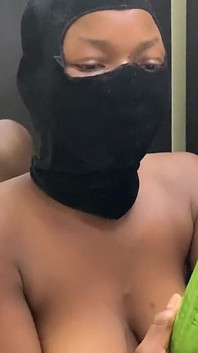 Ragazza sexy maschera africana si scopa un enorme cetriolo