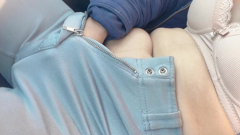 sweethanajapanese: Cewek sange ini lagi asik ngentot memek berbulunya di dalam...