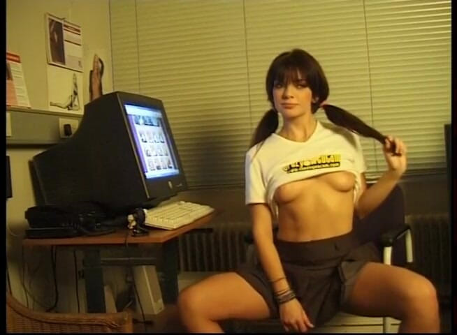 Flash Model Amateurs: Dark haired slut takes a dildo in her tight cunt