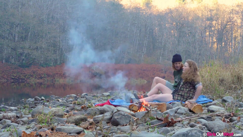 Girls Out West: Des lesbiennes rousses à la chatte poilue et aux aisselles baisent...