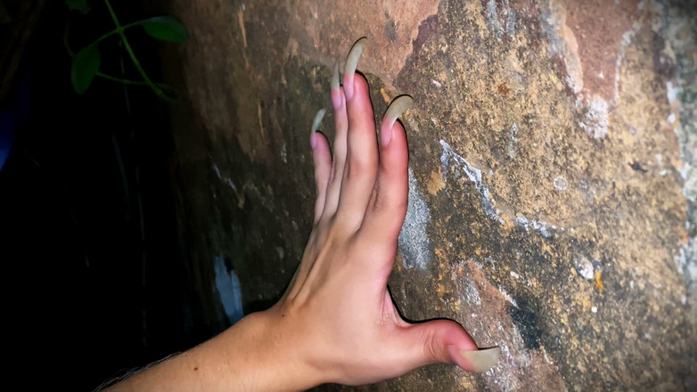 Goddess Li: Tanrıça Li geceleri muazzam doğal tırnaklarıyla