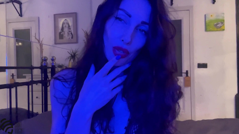 LizaVirgin: Hot MILF fucked herself before going to bed