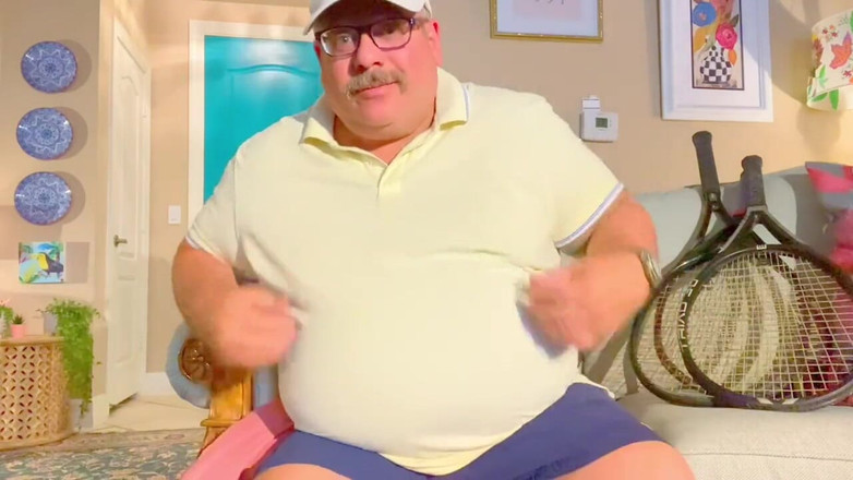 Hand-Free-Daddy-Chub: Pelatih tenis ini benar-benar tergila-gila sama kontolnya sendiri saat istrinya...