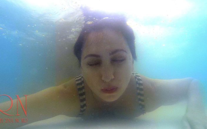 Regina Noir: 水下屏住呼吸。统治粗暴性爱。裸体主义者Regina Noir在游泳池里游泳，口交和性交。全