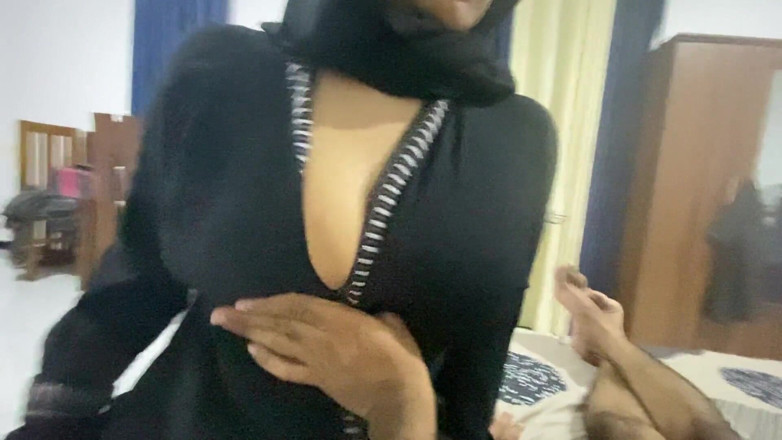 Arabicqueen: Awek Arab Pakistan bertetek besar ditekan oleh bersendirian