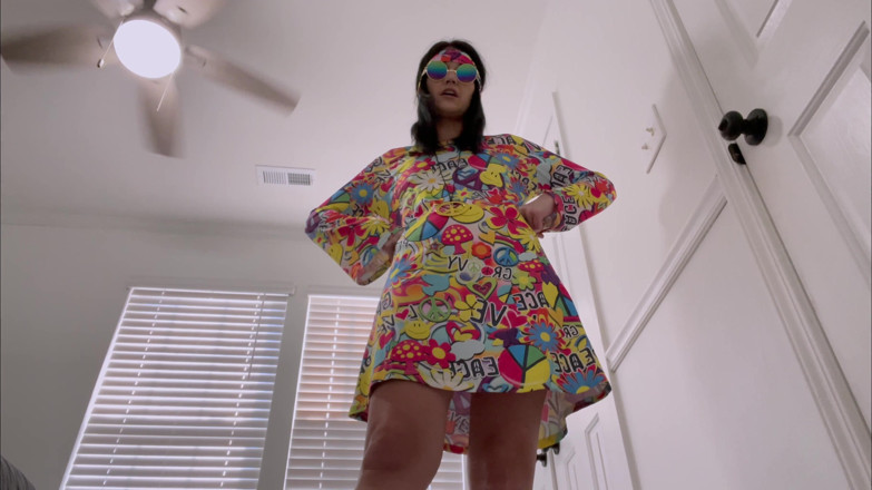 Kink in Time: Groovy '60s Giantess Fantasy 4K POV - pequena rendição aguarda!