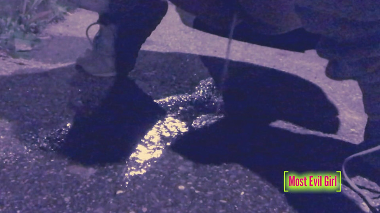 Most Evil Girl: Une fille seule la nuit sur un parking baisse son...