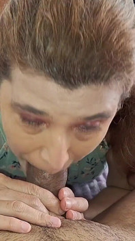 Esta linda garota me deu um boquete casual e engoliu toda a porra