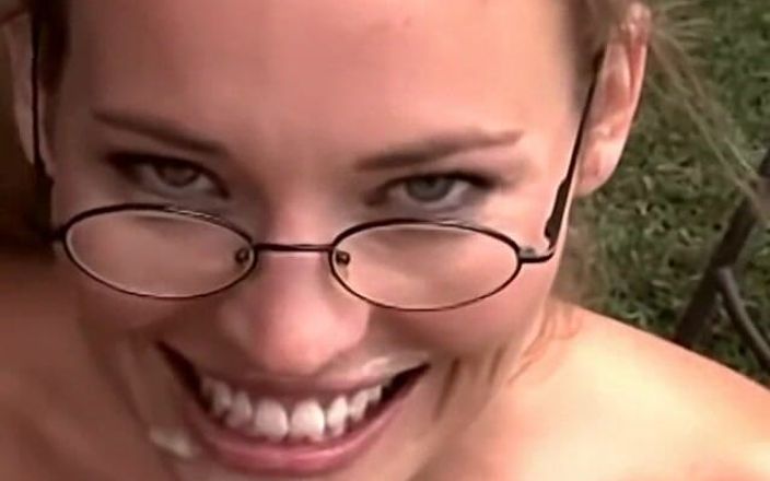 Homegrown Oral: Daisy Layne lär sig att deepthroat utomhus