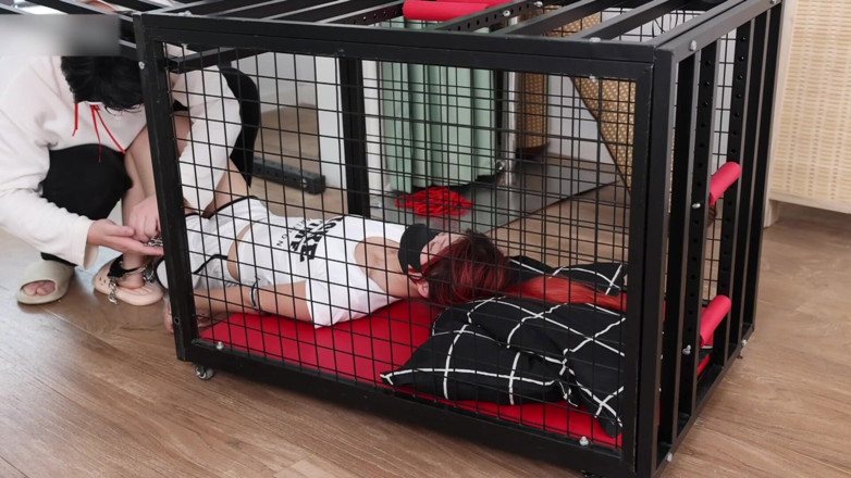Cute girl bondage: Menina descalça em uma gaiola