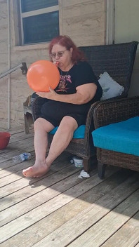 Marea asistentă frumoasă Vicki are o cerere de a arunca în aer un balon uriaș
