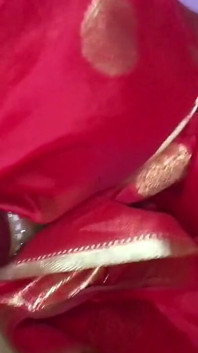 Świeżo poślubiona Desi Bhabhi ssała wielkiego kutasa swojego nowego szefa