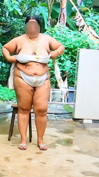 야외에서 섹시한 몸매를 드러내는 Mallu 밀프, 전통적인 허리와 몸통의 Mallu 밀프, 그녀의 큰 엉덩이와 가슴을 보여줘