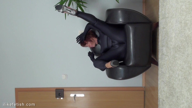 Kelly in spandex: Fullbody Black Shiny Catsuit