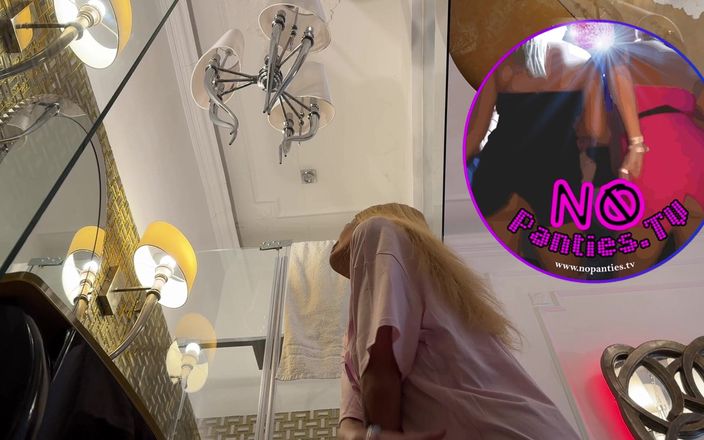 No panties TV: Banyoda seksi kız külotunu çıkarıyor ve kız arkadaşı amını yaymak ve...