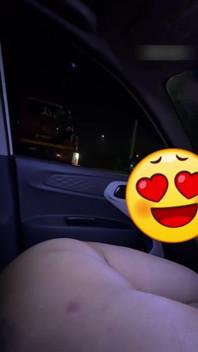 Desi manželka se ukazuje kamionistům a kouří na dálnici