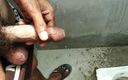 The thunder po: Cậu bé Ấn Độ đi tiểu trong phòng tắm