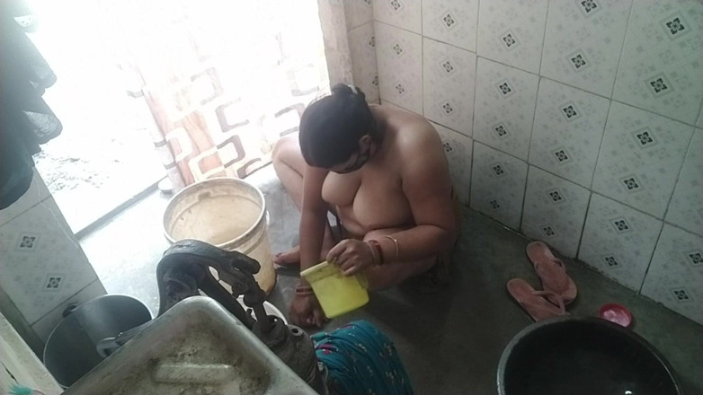 Desi_bhabhi121: Łazienka nago wanna Desi Bhabhi