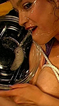 Asiatică excitată se fute cu pumnul în pizda umedă și explodează în orgasm cu ejaculare feminină!