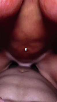 胸の豊満な成熟したPAWGがBBCでカックの夫を浮気