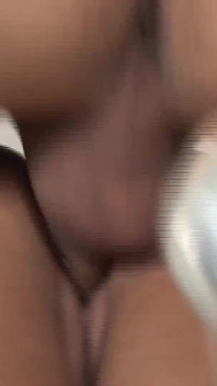 Une MILF brune à gros nichons se fait lécher la chatte et baiser