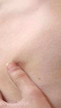 Chlapec Cum stříká z jeho velkého twink ptáka