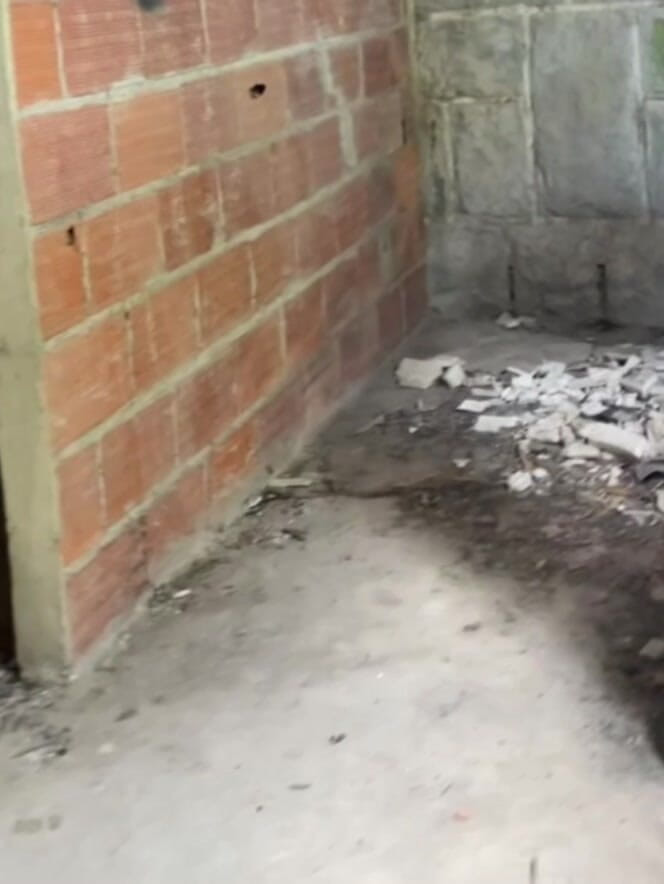 AmateurBoysPissing: Паренька Застукали Писающего Без Рук В Заброшенном Здании