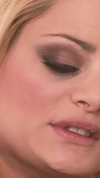 Islak duyumlar sahne 1_two iç çamaşırlı sarışın orta yaşlı seksi kadınlar üçlü grup seks yapıyor