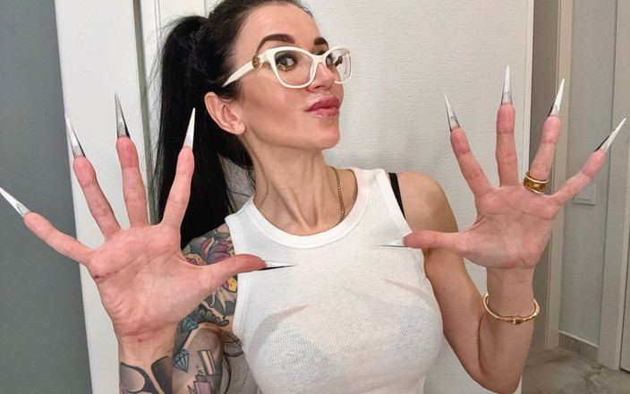 Julia domaina: Fingering dan fingering dan pakai kuku panjang, kacamata putih dan...