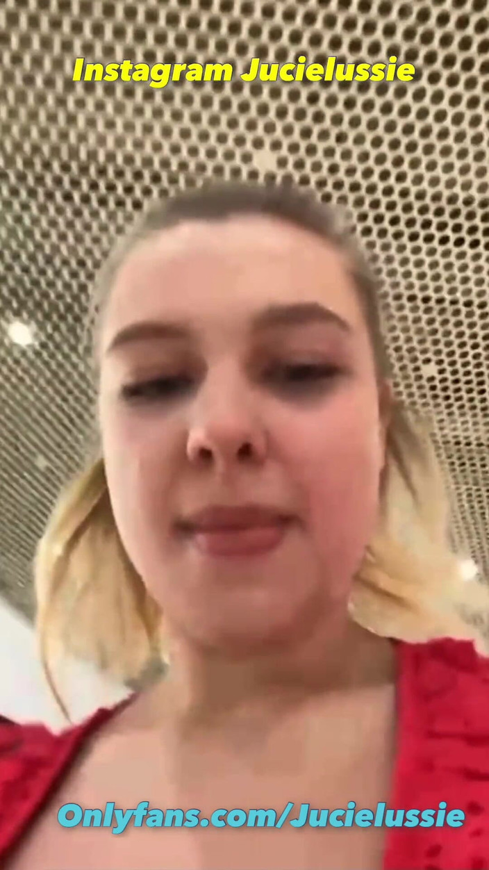 JuiceLussie: Отличная мастурбация в раздевалке