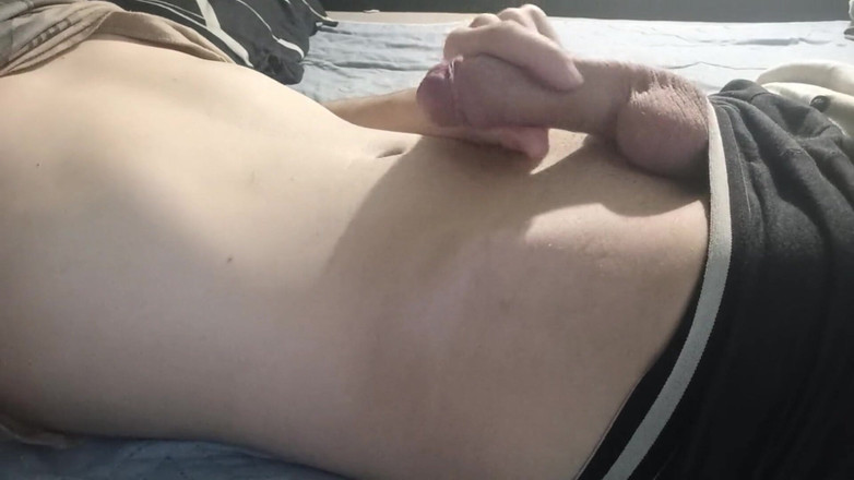 Pasha: Un Ragazzo Sdraiato Sul Letto Che Si Masturba