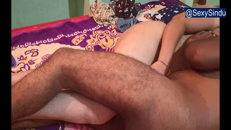 Sexy sindu: Geile babe krijgt trillingen, hete seks