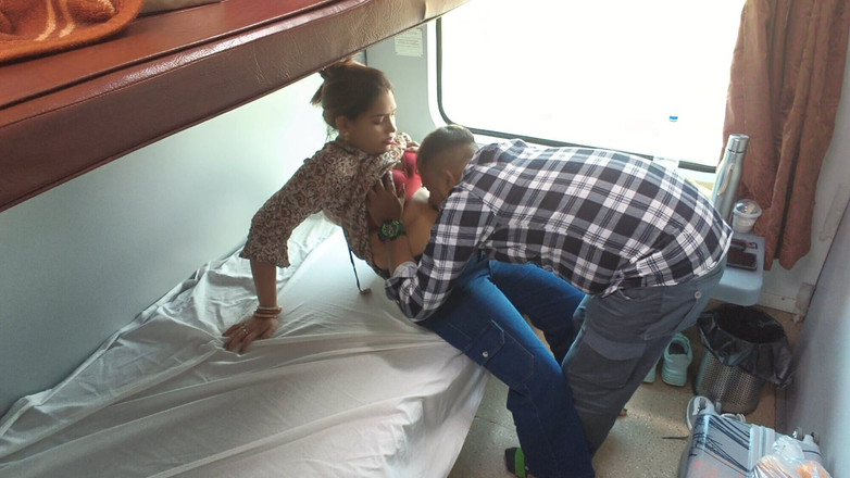 Sona bhabhi: हॉट देसी जोड़ा ट्रेन यात्रा के अंदर चुदाई करता है पूरा नग्न सेक्स वीडियो