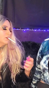 Holly a Lilli Kouří dunhill