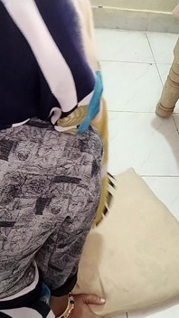 La matrigna rimane bloccata sotto il letto, il figliastro vedendo accidentalmente il suo culo grosso, la scopa